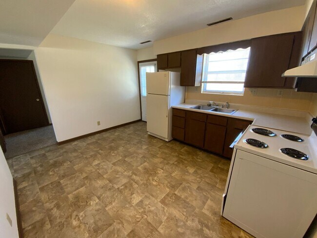 Building Photo - 560 NE Park Ln