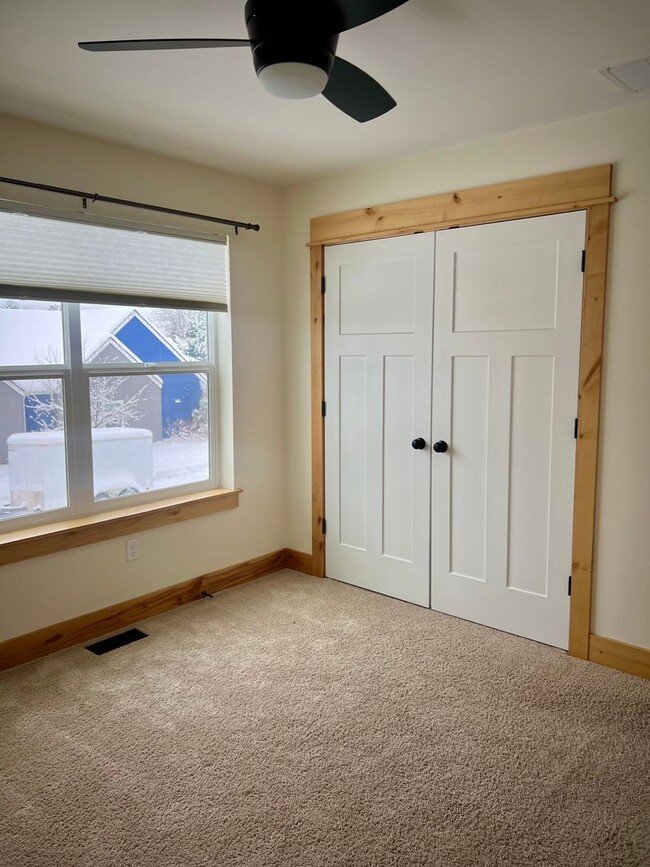 Building Photo - 4 bed 2.5 Bath Townhome in Bozeman