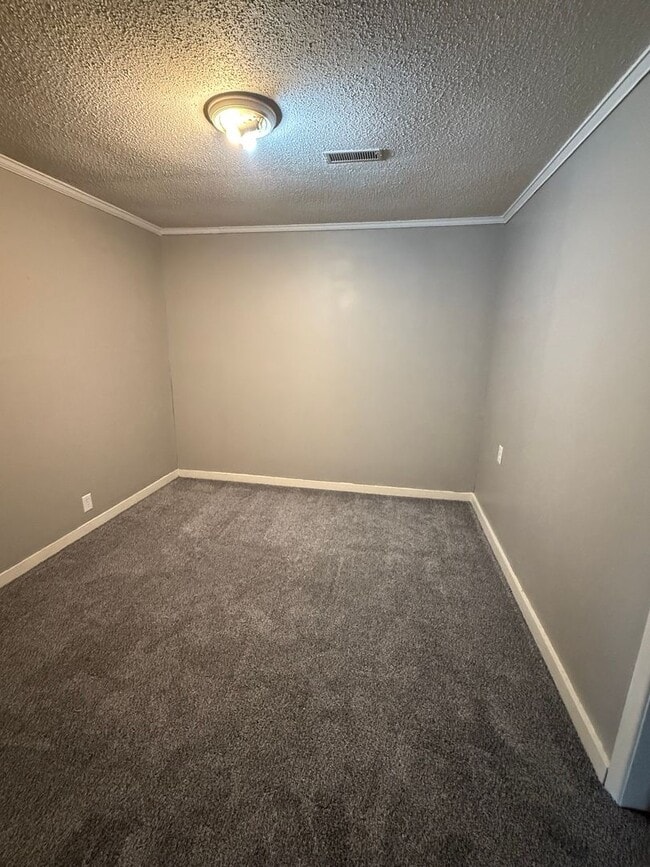 Building Photo - Spacious 3 Bedroom Duplex Near McConnell A...