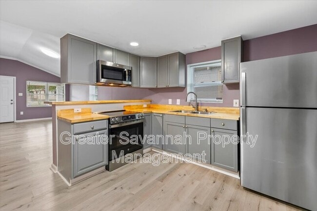 Building Photo - 705 W 47th St