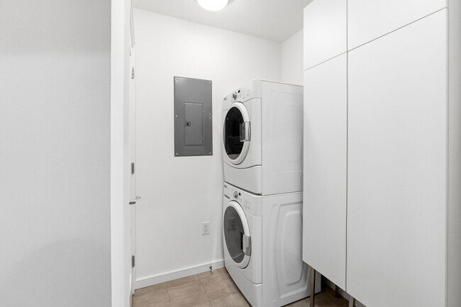 Building Photo - 10 Terminus Luxury 2 Bedroom Condo in Heart of Buckhead