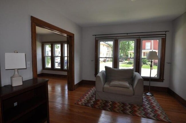 Building Photo - 921 Sylvan Ave