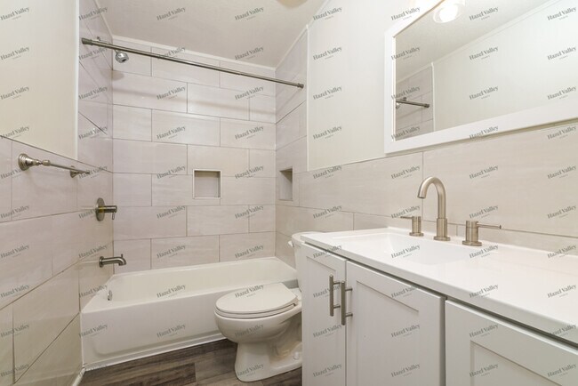 Building Photo - 509 NE Grand Ave