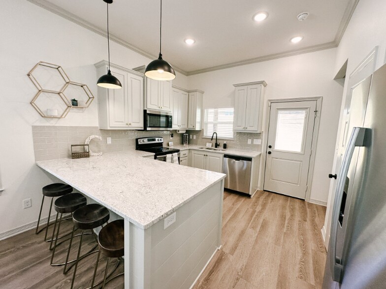 Building Photo - 2712 Royal Vlg Wy