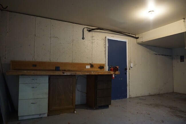Building Photo - Quiet 4 Bedroom 2.5 Bath Taylorsville Home