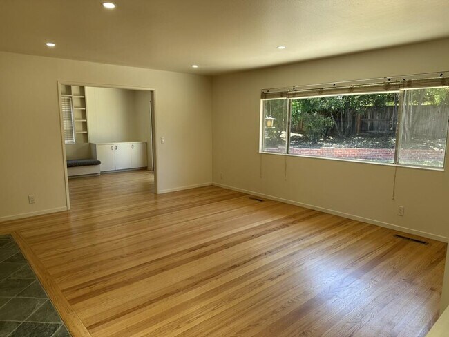 Building Photo - 12689 Cambridge Dr