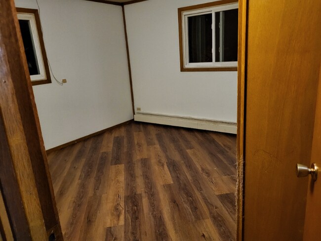 Building Photo - 105 E Oak St