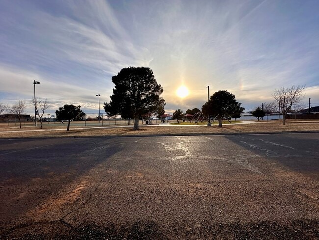 Building Photo - 3120 Chestnut Ave