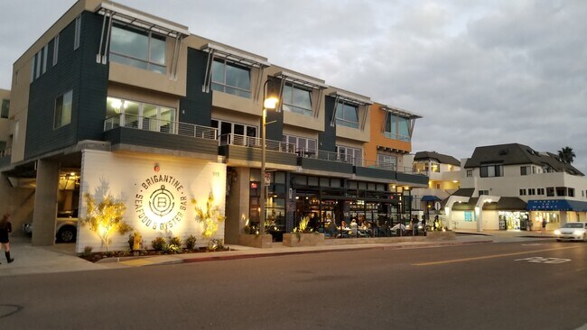 Building Photo - Water views! Less than a block from the ocean! 2 Bed 2.5 Bath Townhome!