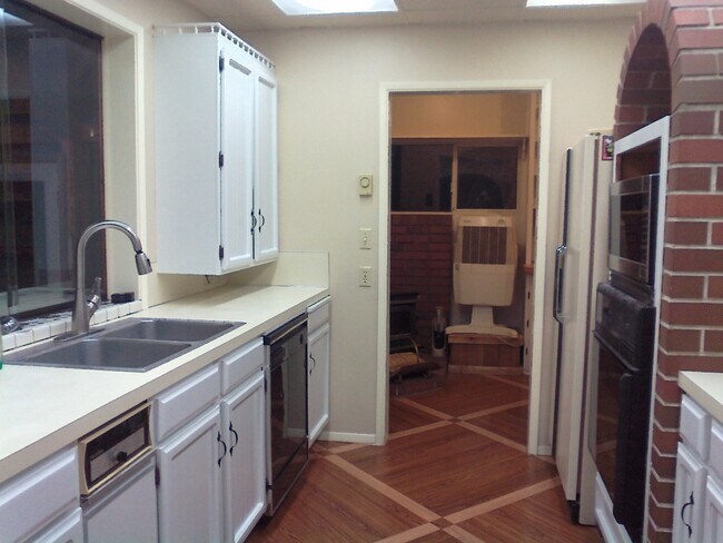 Building Photo - Large Shop Perfect for a home based business, plus 136 feet of waterfront.