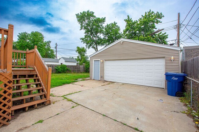 Building Photo - Adorable 3 Bedroom / 1 Bath Split Entry Home in Carter Lake with 2 Car Detach Garage!