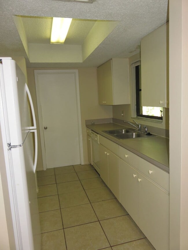 Building Photo - Open and bright 2/2 with garage