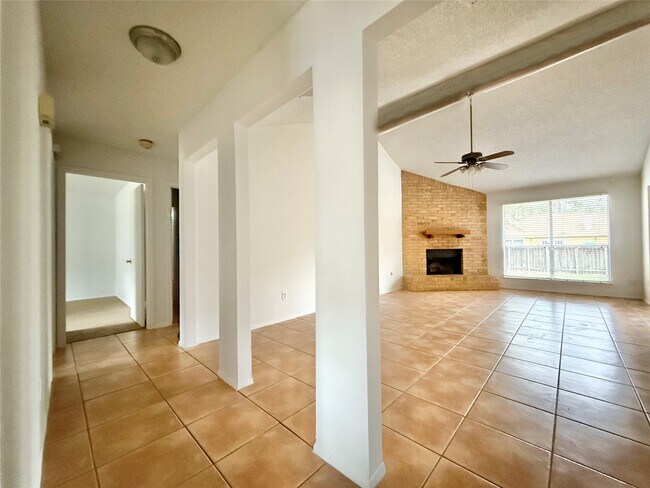 Building Photo - 6 Maywind Ct