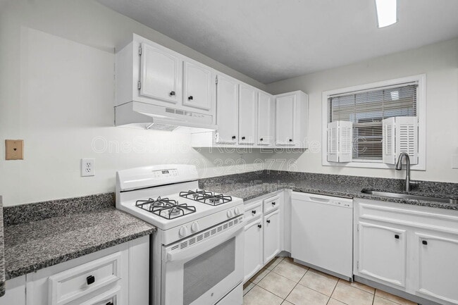 Building Photo - 1809 Augusta Dr