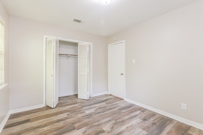 Building Photo - 3405 Dunkeld Dr