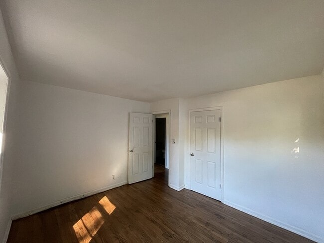 Building Photo - 3 Bedroom 1 Bathroom