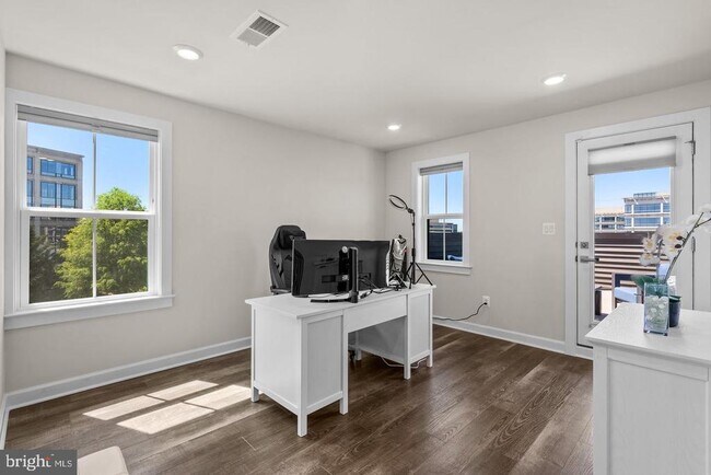 Building Photo - 12998 Hattontown Square