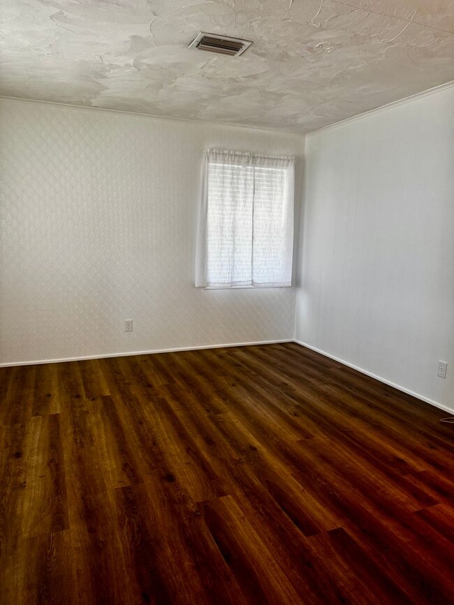 Building Photo - Welcome to your Florida retirement dream in desirable Hollywood Estates.