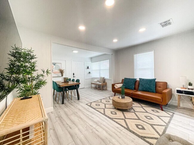 Building Photo - Homey Cozy Newly Renovated Stylish & chic