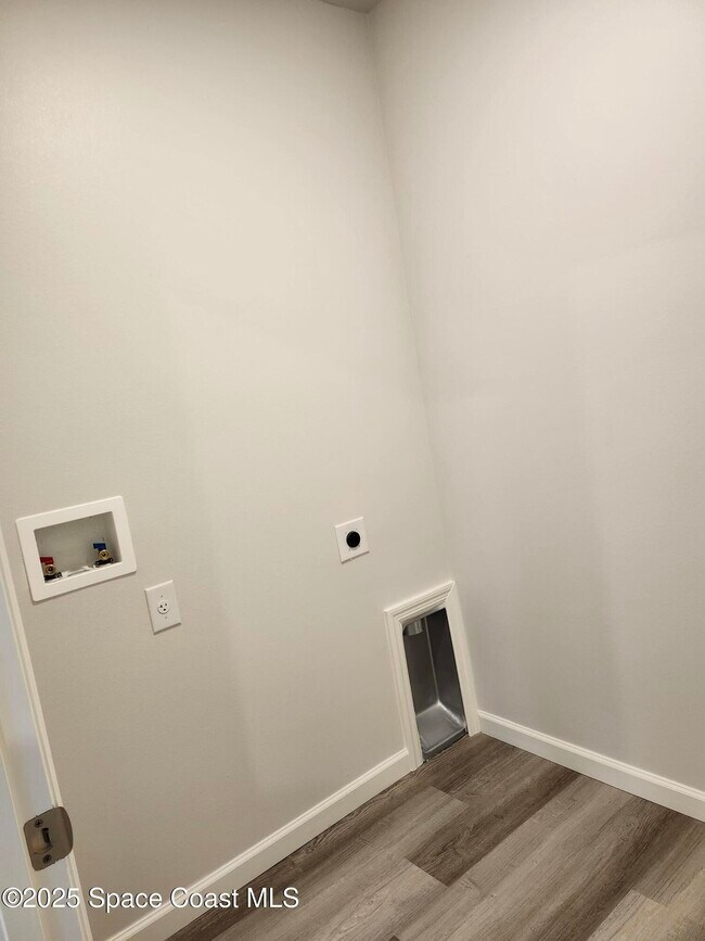 Building Photo - 450 Awin Cir SE