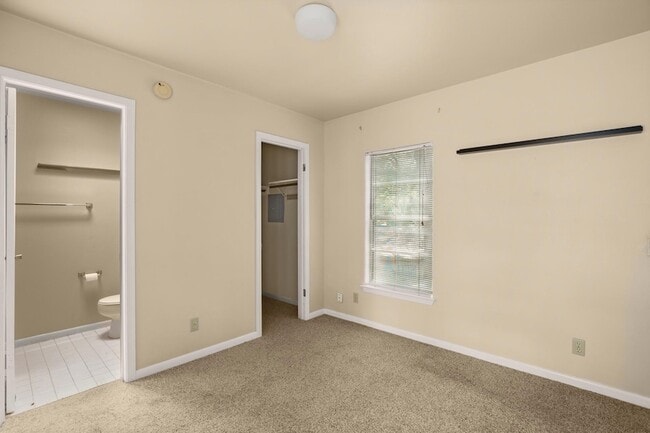 Building Photo - 3302 Hemlock Ave