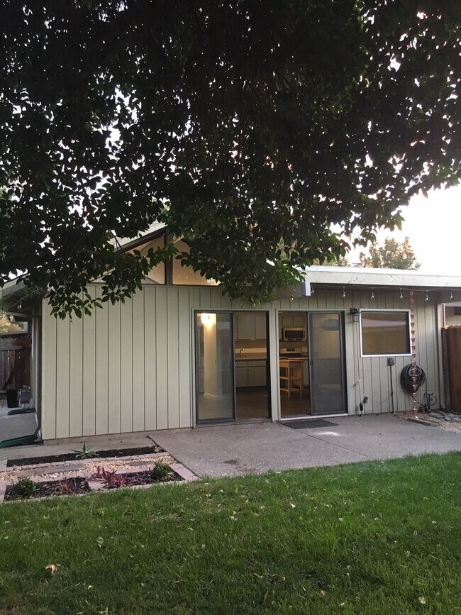 Building Photo - Super cute 2/2 (COMPLETELY UPGRADED)!!  Please read entire ad for showings!