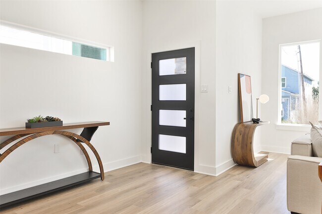 Building Photo - 8133 Cabot St