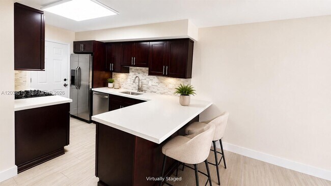 Building Photo - 6904 N Kendall Dr