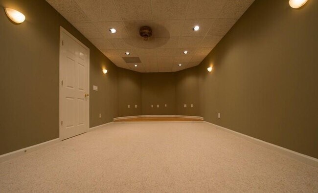 Building Photo - 5060 Gallatree Ln