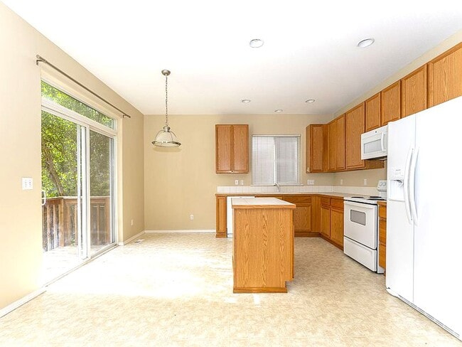 Building Photo - 176 SE 43rd Ave