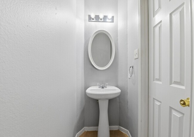 Building Photo - 13902 Oneida Ct