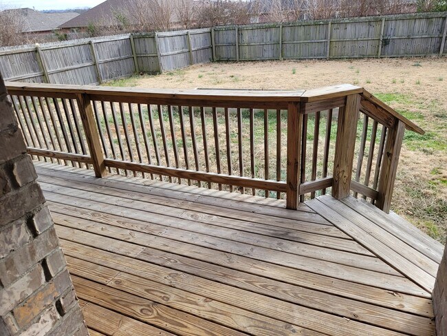 Building Photo - 3 bedroom in sought after West side of Fayetteville