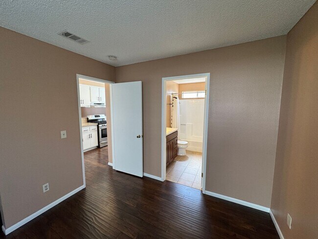 Building Photo - Move in Ready - Spacious 3 bed 2 bath Upda...