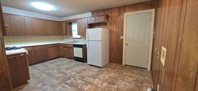 Building Photo - 2 Bedroom 2 Bathroom Duplex near Missouri State University! $825!