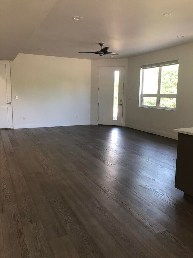 Building Photo - Beautiful 3 Bed, 4 Bath Home, Stunning Views from Rooftop Deck, D-12, close to DT and Military