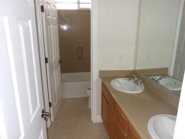 Building Photo - Rose Garden 4 Bed, 3 Bath Discounted at $3...