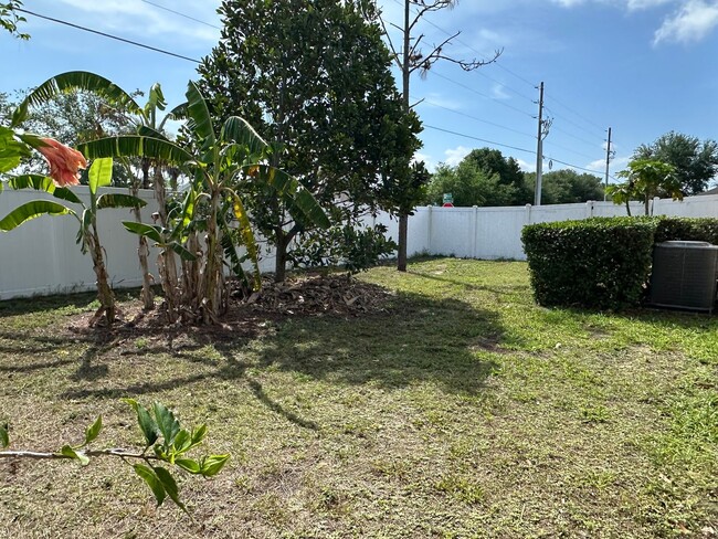 Building Photo - Spacious 4 Bedroom Home with Fenced Yard a...