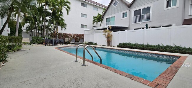 Building Photo - 1000 SE 2nd St