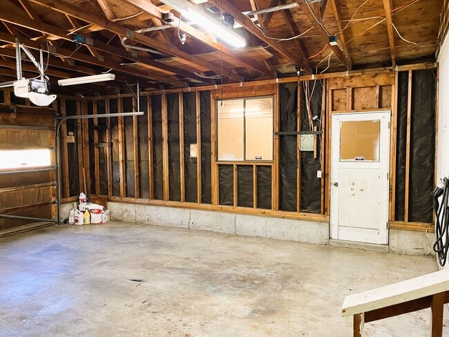 Building Photo - Beautifully Appointed Home on Generous Lot...