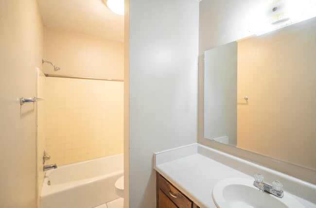 Building Photo - 3103 Pontiac Dr