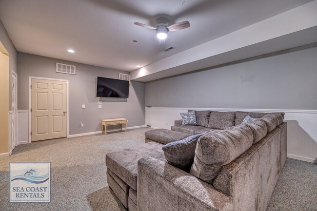 Building Photo - SUMMER MONTHLY RENTAL!!! AVAILABLE MAY-SEP...