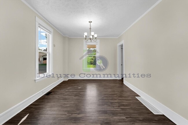 Building Photo - 3 Bedroom Eastown Home!
