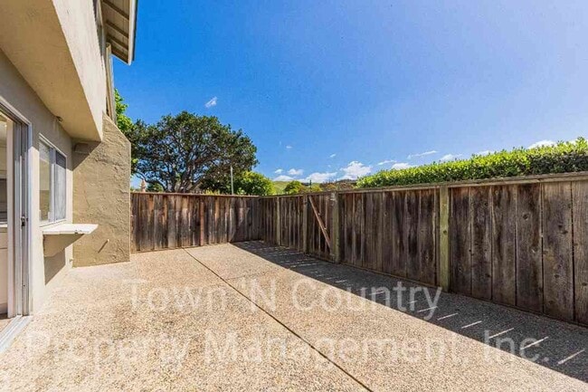 Building Photo - 3 Bedroom, 2 Bath Creekside Condo Available Now!