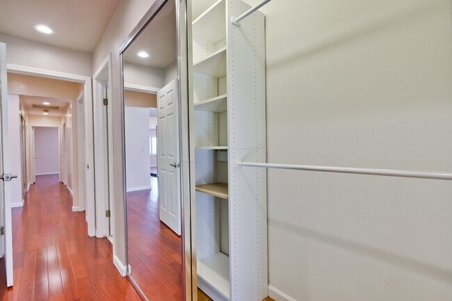 Building Photo - Large single family 4 Bed, 2 1/2 Bath Home...