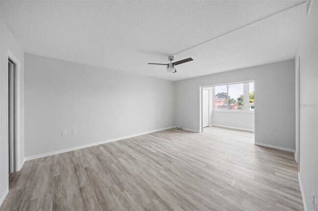 Building Photo - 4725 Cove Cir