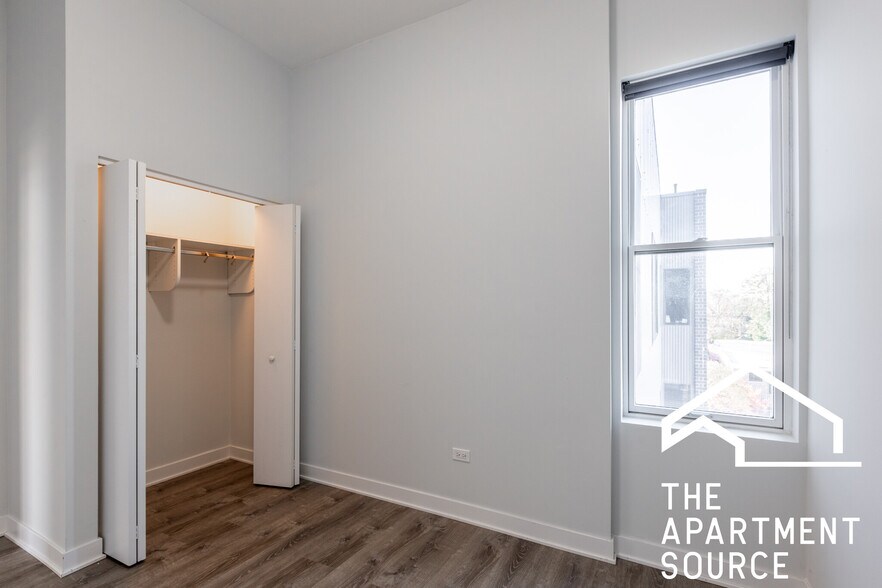 Building Photo - 2247 W Lawrence Ave