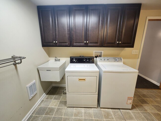 Building Photo - Wonderful County Home