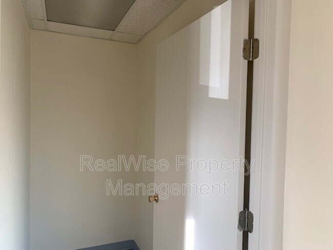 Building Photo - 131 SE Main St