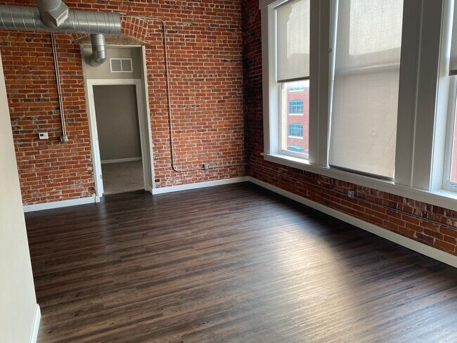 Building Photo - 1534 River Dr