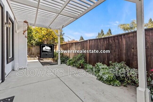 Building Photo - 1570 Eastlake Cir